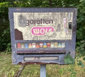 Alter Automat ärgert Anwohner - Kein schöner Anblick ist dieser alte Automat an der Straße Am Schwarzwasser in Erla. 