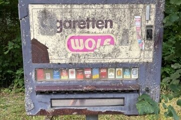 Kein schöner Anblick ist dieser alte Automat an der Straße Am Schwarzwasser in Erla. 