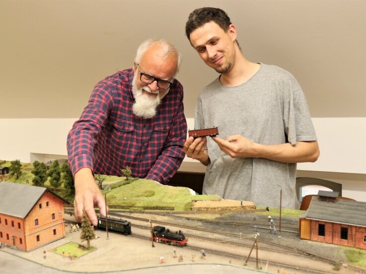 Alter Bahnhof zeigt sich in neuer Schönheit - Bernd Rüger (l.) und Tobias Wolf sind im Alten Bahnhof Eppendorf mit dem Aufbau der Modellbahnanlage beschäftigt. 