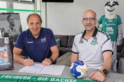 Alter Fuchs für junge HSG-Dachse - Trainersuche erfolgreich beendet: HSG-Geschäftsführer Stefan Lange (r.) hat mit Friedrich Zenk einen neuen Cheftrainer gefunden. Der 73-Jährige, der zuletzt in der 2. Liga Österreichs arbeitete, unterschrieb für ein Jahr beim Mitteldeutschen Oberligisten. 