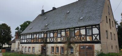 Alter Gasthof darf für einen Euro Besitzer wechseln - Seit Jahren verfällt das "Erbgericht" in Falkenbach. Nach der Klärung juristischer Fragen könnte sich nun eine Lösung anbahnen. 