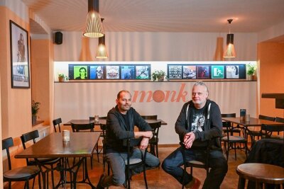 Alter Name, neue Gesichter: Freunde übernehmen Chemnitzer Kultkneipe "Monk" - Heiko Katzmann (links) und Steffen Friedemann im neuen alten "Monk". Ab Samstag wird dort wieder geöffnet sein. 