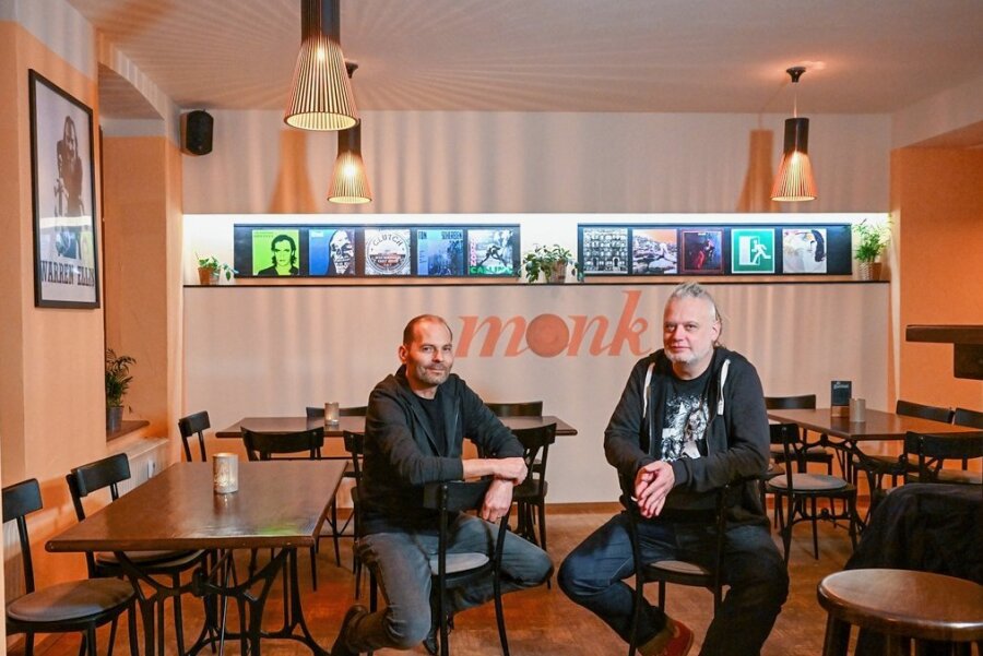 Alter Name, neue Gesichter: Freunde übernehmen Chemnitzer Kultkneipe "Monk" - Heiko Katzmann (links) und Steffen Friedemann im neuen alten "Monk". Ab Samstag wird dort wieder geöffnet sein. 