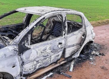 Alter Peugeot brennt aus: Polizei sucht jetzt Zeugen - Wer kann Hinweise zu Tat und Tätern im Fall des ausgebrannten Peugeots machen? 
