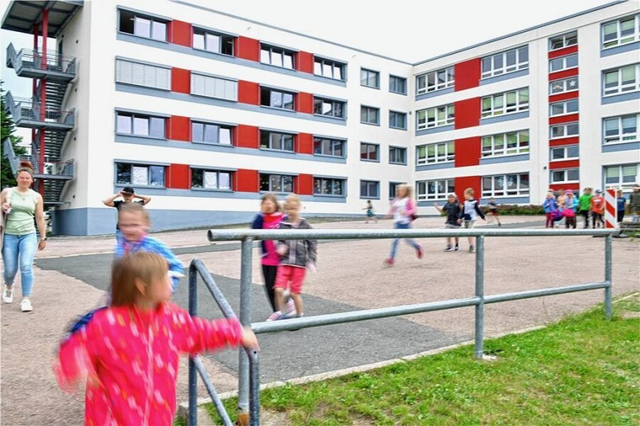 Alter Schulhof in Brand-Erbisdorf hat ausgedient - Noch lädt der Schulhof der sanierten und teils neu gebauten Grundschule in Brand-Erbisdorf nicht zu einer aktiven Hofpause ein. Das soll sich ändern.