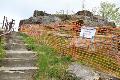 Alter Söll in Schöneck: Felssturz vom März soll saniert werden - Zeitplan steht aber noch nicht fest - Das Besteigen des Alten Sölls in Schöneck ist derzeit für Besucher abseits des ausgewiesenen Weges verboten.