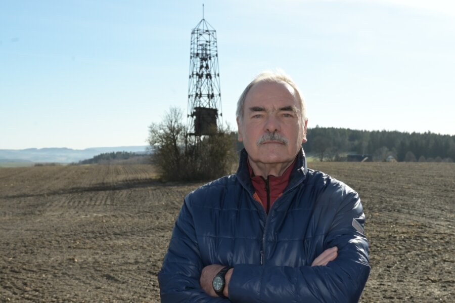 Alter Turm: Ein Relikt des Kalten Krieges? - Günter Legler vor dem Turm in Lindenau. Er glaubt, seinen Zweck zu kennen, denn vor 60 Jahren hat er ähnliche Türme gebaut. 