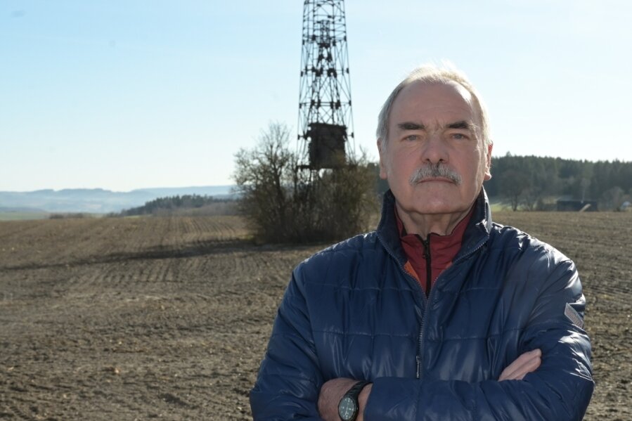 Alter Turm: Ein Relikt des Kalten Kriegs? - Günter Legler vor dem Turm in Lindenau. Er glaubt, seinen Zweck zu kennen, denn vor 60 Jahren hat er ähnliche Türme gebaut. 