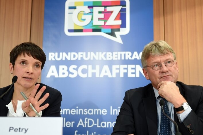 Alternative Attacke auf den öffentlich-rechtlichen Rundfunk - Die AfD-Chefs Frauke Petry (links) und Jörg Meuthen (rechts) gestern vor der Hauptstadtpresse.