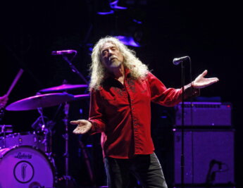 Alternder Rockgott: Led-Zeppelin-Sänger Robert Plant wird 70 - Aufnahme von 2016: Robert Plant, britischer Sänger und ehemaliges Bandmitglied von Led Zeppelin, tritt mit seiner Band The Sensational Space Shifters bei den Nights of the Botanical auf. Am Montag wurde der Musiker 70.