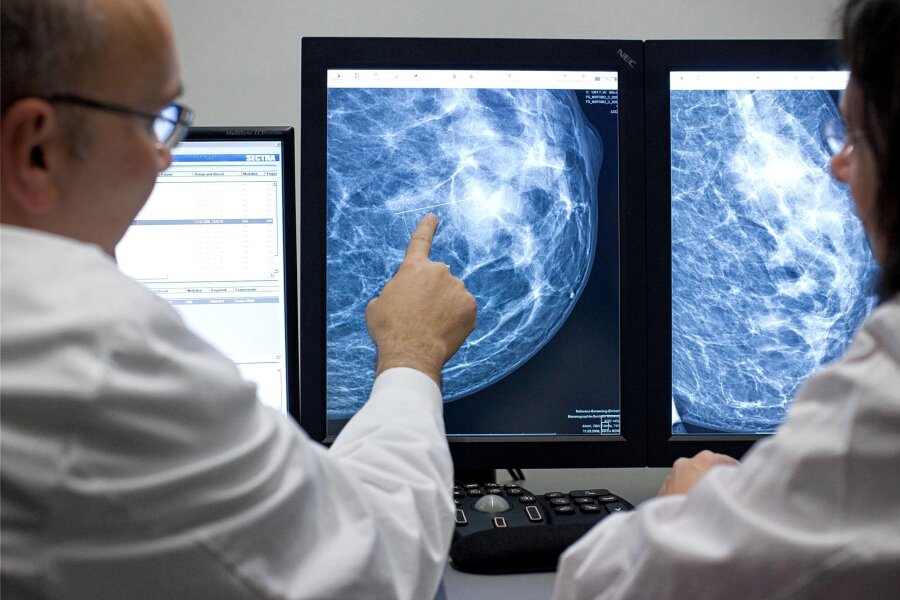 Altersgrenze für Brustkrebs-Vorsorge wird angehoben - Eine auffällige Stelle. Weitere Tests bringen Klarheit.