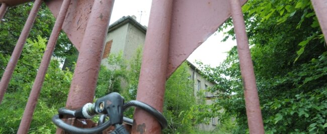 Altes Acetylenwerk in Auerswalde wird zum gefährlichen Spielplatz - Mit einem Fahrradschloss ist das ehemalige Werktor der Acetylenfabrik in Auerswalde gesichert. Doch das Gelände ist nicht eingezäunt und verkommt immer mehr zur Müllhalde. Auch als Abenteuerspielplatz wird es bereits genutzt. Anwohner fürchten Umweltschäden und Brände.