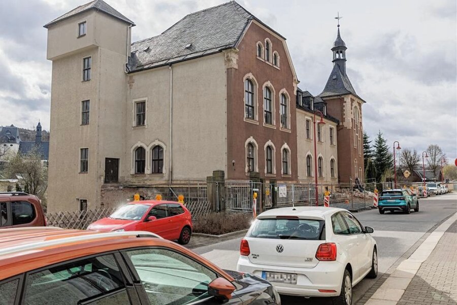 Altes Amtsgericht wird zur neuen Grundschule von Ehrenfriedersdorf umgebaut - Die Arbeiten an dem geschichtsträchtigen Gebäude laufen bereits. Nach Fertigstellung soll das ehemalige Amtsgericht in Ehrenfriedersdorf eine Grundschule beherbergen. 