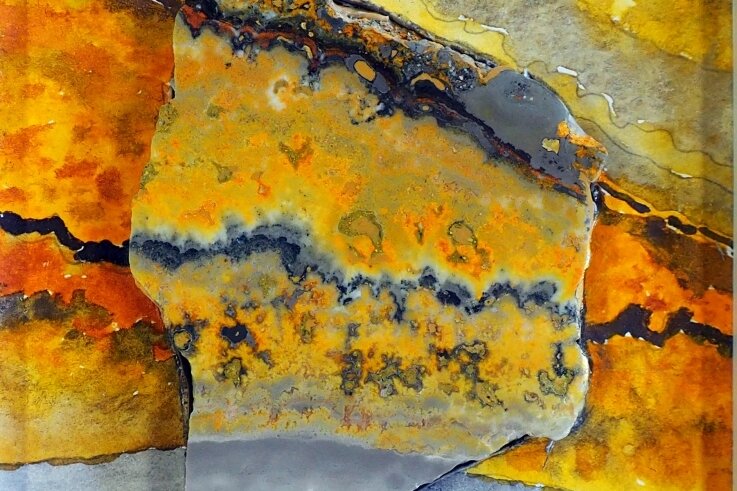 Altes Gestein in neuer Umgebung präsentiert - Das Bild "Bumble Bee" (Ausschnitt) des Schweizer Künstlers Dr. Kuno Stöckli ist gegenwärtig Bestandteil der in der Freiberger Terra mineralia präsentierten Ausstellung "in natura - in nexu - in artes". 