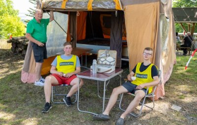 Altes "Klappfix" feiert Premiere - Kurze Pause am "Klappfix" Camping-Anhänger in der Mittagshitze am ehemaligen Pfaffengut: CheforganisatorGerhard Jacobi, Finnlay Kunze und Nick Jacobi (von links). 