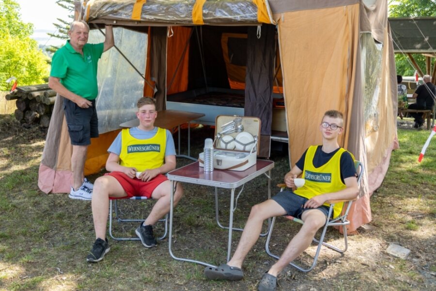 Altes "Klappfix" feiert Premiere - Kurze Pause am "Klappfix" Camping-Anhänger in der Mittagshitze am ehemaligen Pfaffengut: CheforganisatorGerhard Jacobi, Finnlay Kunze und Nick Jacobi (von links). 