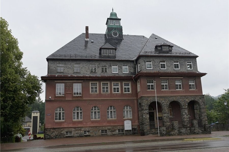 Altes Rathaus von Meinersdorf: Minister hat Fördermittel zum Umbau im Gepäck - Das Meinersdorfer Rathaus soll zum Bürger- und Verwaltungszentrum für drei Gemeinden umgebaut werden.