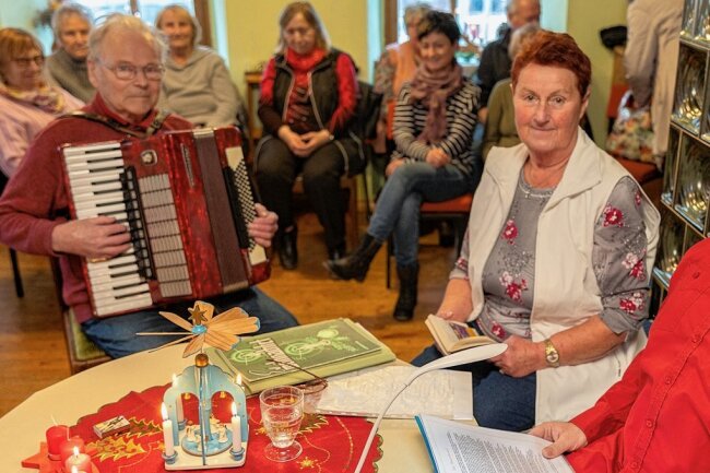 Altes Spital in Falkenstein gibt dem vogtländischen Dialekt eine neue Heimat - Diesmal lasen Martina Dressel aus Grünbach und Jörg Fiegge aus Oelsnitz. Für Musik sorgte der Grünbacher Rudolf Flechsig. 