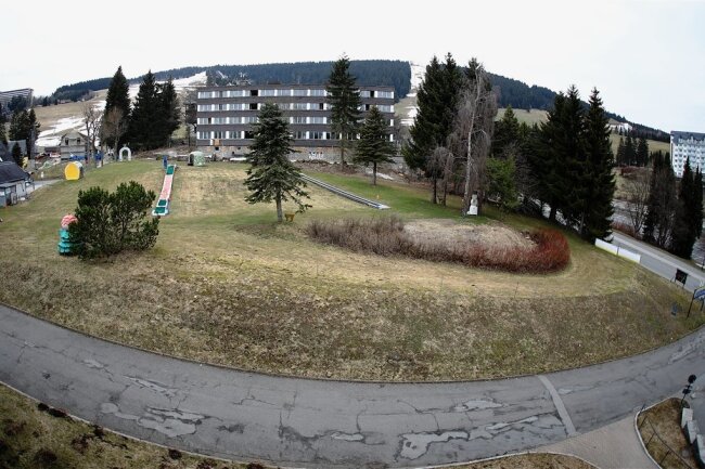 Diese Fläche wurde bisher komplett von der Vereinigten Skischule genutzt. Künftig gehört eine Hälfte zum Sporthotel-Komplex.
