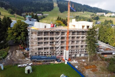 Altes Sporthotel am Fichtelberg: Auf dem Bettenhaus tut sich was - Auf dem Dach des Bettenhauses werden aus Massivholz einige besondere Apartments errichtet. Inzwischen ist der Bau schon wieder ein bisschen weiter vorangeschritten.