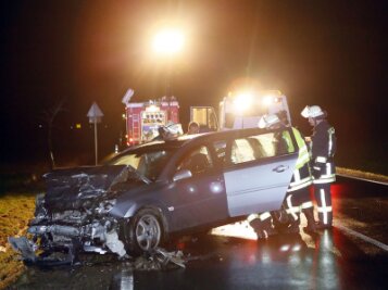 Altgeringswalde: Eine Tote und zwei Verletzte bei Unfall auf B 175 - Ein schwerer Verkehrsunfall hat sich am Samstagabend auf der  Bundesstraße 175 zwischen Altgeringswalde und Hartha ereignet.