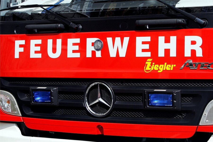 Altkleidercontainer am Plauener Bärenstein geht in Flammen auf - Die Feuerwehr musste am Donnerstagmorgen zum Bärenstein ausrücken.