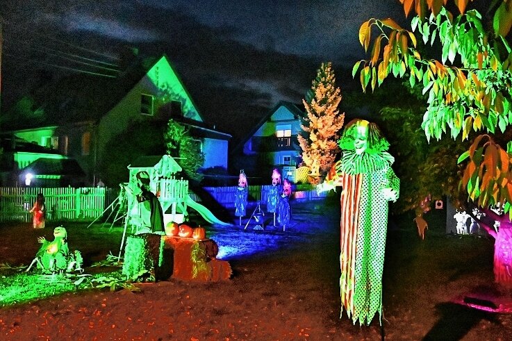 Altmittweida wird zum Grusel-Dorf - Der Garten und auch das Haus von René Hoch in der Dorfstraße 78 in Altmittweida sind für Halloween-Fans ein wahrer Pilgerort geworden. Mit Einbruch der Dunkelheit werden schaurige Gestalten erleuchtet. 