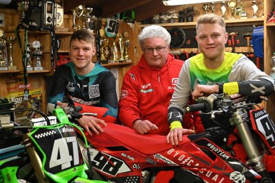 Altmittweidaer Motocross-Familientrio wagt auch dieses Jahr große Sprünge - Brennen für Motocross: Nick Paulig, Vater Silvio Weigl und Martin Paulig (v. l.) sind dieses Jahr wieder gemeinsam auf vielen Strecken unterwegs.