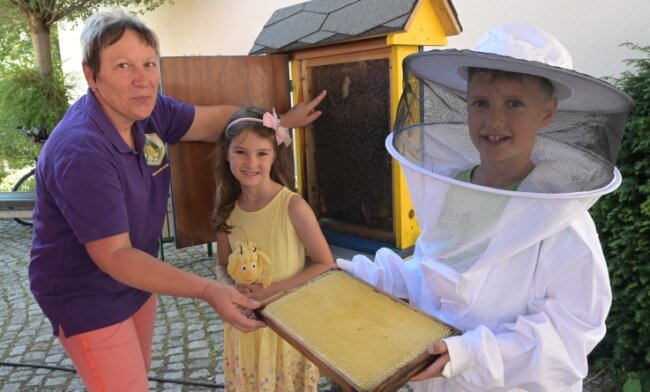 Ute Adelt vom Imkerverein Stollberg erklärte den Geschwistern Noralie und Eliano Vater einiges zum Thema Bienen.