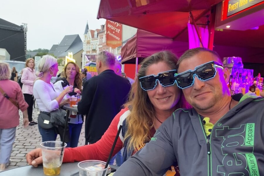 Jana Warnatsch und Daniel Hering haben sich die blinkenden Brillen extra fürs Altstadtfest zugelegt. Die Brand-Erbisdorfer wurden am Samstagabend mehrfach drauf angesprochen.