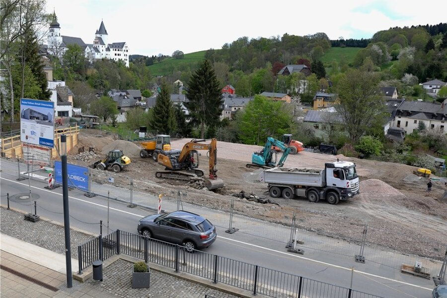 Aus der Stadtschule an der Erlaer Straße bietet sich dieser Blick auf die Baustelle des Parkhauses. 