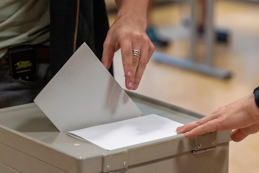 Am 3. Juli Stichwahlen in Breitenbrunn und Grünhain-Beierfeld - Ein Wähler wirft bei seiner Stimmabgabe den Wahlzettel in einem Wahllokal in eine Wahlurne. 