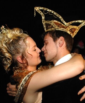 Am Aschermittwoch ist nicht alles vorbei - Prinz Andy I. (Andreas Klaus) vom Oelsnitzer Carnevalsclub machte 2007 um 19:38 Uhr seiner Prinzessin Peggy I. (Peggy Bahl) in aller Öffentlichkeit einen Heiratsantrag. 