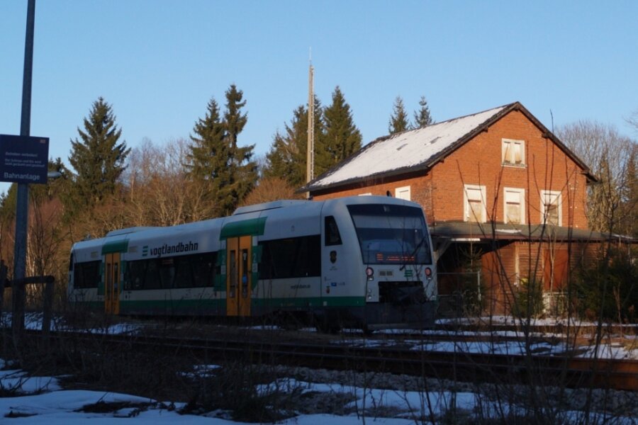 Am Bahnhof von Muldenberg kein Ein- und Aussteigen möglich - Seit Mai 2014 hält die Vogtlandbahn nicht mehr am ehemaligen Bahnhof Muldenberg. 