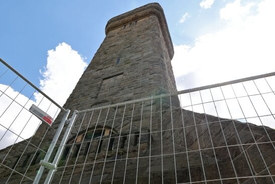 Am Bismarckturm hat die zweite Etappe begonnen - Am Glauchauer Bismarckturm geht es weiter. 