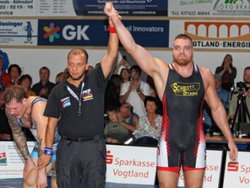 Am Bodensee gibt es die ersten Punkte - Germanias Schwergewichtler Franz Richter (rechts) gewann gegen Burghausens Felix Baldauf mit 9:1 und holte damit drei Mannschaftspunkte für die Markneukirchner.