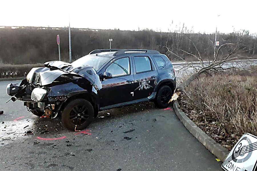 Am Chemnitz-Center: Seltsame Fahrerflucht in Röhrsdorf - Der Dacia hat Totalschaden.