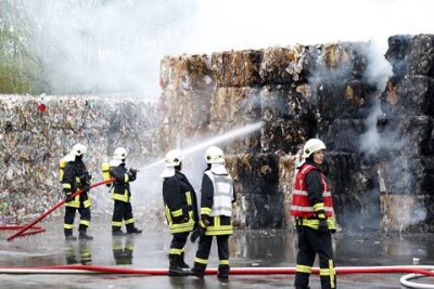 Am Chemnitzer Fischweg brennt wieder Müll - Großbrand am Chemnitzer Fischweg - erneut stand dort Müll in Flammen.