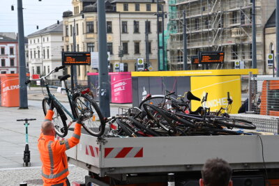 Am Chemnitzer Hauptbahnhof: Stadt lässt herrenlose Fahrräder entsorgen - 