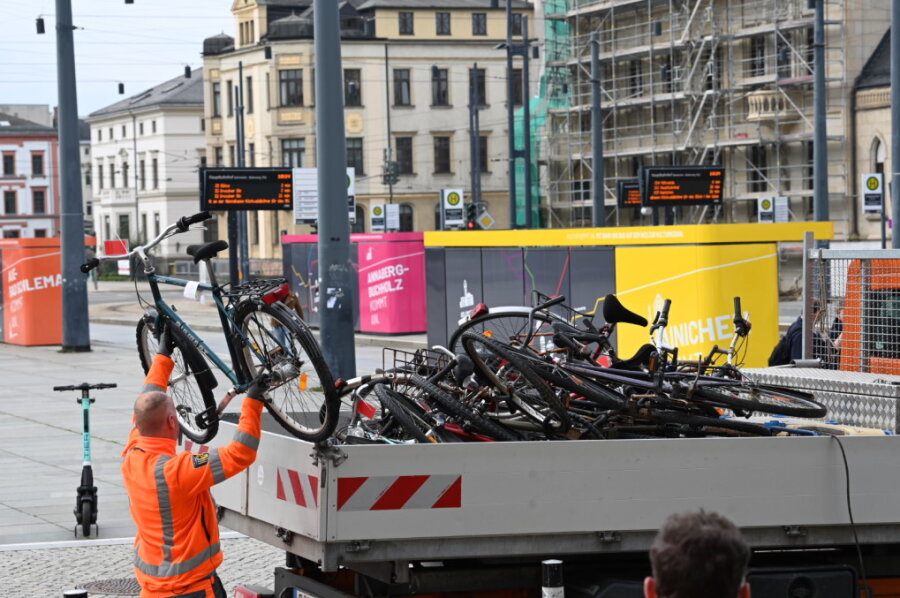 Am Chemnitzer Hauptbahnhof: Stadt lässt herrenlose Fahrräder entsorgen