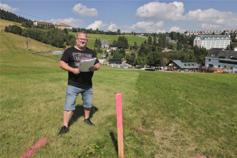 Am Fichtelberg beginnt mitten im Sommer eine Aufwertung des Skigebiets - René Lötzsch, der Geschäftsführer der Fichtelberg Schwebebahn GmbH, im Bereich der künftigen Bergstation des geplanten „Zauberteppichs“ am Haupthang.