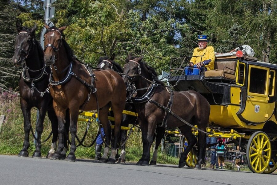 Am Fichtelberg fährt bald wieder die Postkutsche vor - Die Postkutsche während eines früheren Einsatzes am Fichtelberg. Dabei saß Eckhardt Thiele für das Oberwiesenthaler Pferdefuhrgeschäft von Christoph Kaufmann auf dem Kutschbock. Dieses Unternehmen soll auch künftig die Fahrten übernehmen. 