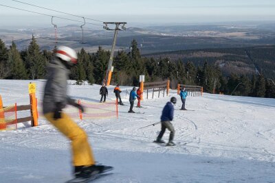Am Fichtelberg gibt es weiter Spaß auf der Piste - Während in den Tälern der Schnee verschwunden war, lief der Skibetrieb am Fichtelberg am Mittwoch weiter.