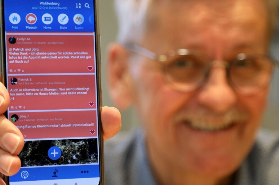 Am Hegebach geht die neue Dorf-App online - Detlef Apolinarski, Regionalmanager der Leader-Region Schönburger Land, hat die neue App "Digitales Dorf" längst auf seinem Smartphone. 