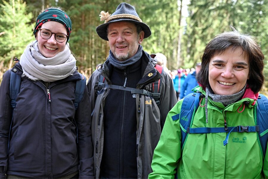 Am Karfreitag durch die Natur bei idealem Wanderwetter - Zu den Stammteilnehmern gehören Bruni (rechts), Christel und Stefan Jacob aus Erlbach.