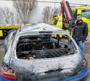 Am Kreisverkehr brennt Peugeot aus - Der 23-jährige Mann aus Bulgarien mit dem komplett ausgebrannten Peugeot. 