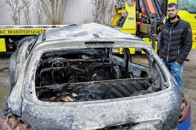 Am Kreisverkehr brennt Peugeot aus - Der 23-jährige Mann aus Bulgarien mit dem komplett ausgebrannten Peugeot. 