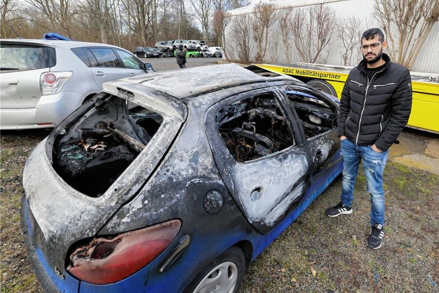 Am Kreisverkehr zwischen Dennheritz und Crimmitschau: Peugeot brennt aus - Der 23-jährige Mann aus Bulgarien mit dem komplett ausgebrannten Peugeot. 