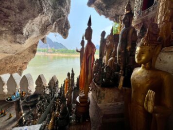 Am Mekong: Heilige Höhlen mit 6000 Buddha-Statuen - Eine Gruppe von Buddha-Statuen in den Pak Ou Caves. Die Höhlen direkt am Mekong gelten als eine der wichtigsten buddhistischen Stätten in Laos.