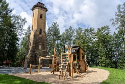 Am Perlaser Turm wird das Klo zum Lieblingsplatz - Turm, Imbiss, Bänke, Spielplatz am Perlaser Turm: Wo ist die Toilette? Dieses Jahr soll sie aufgebaut werden.